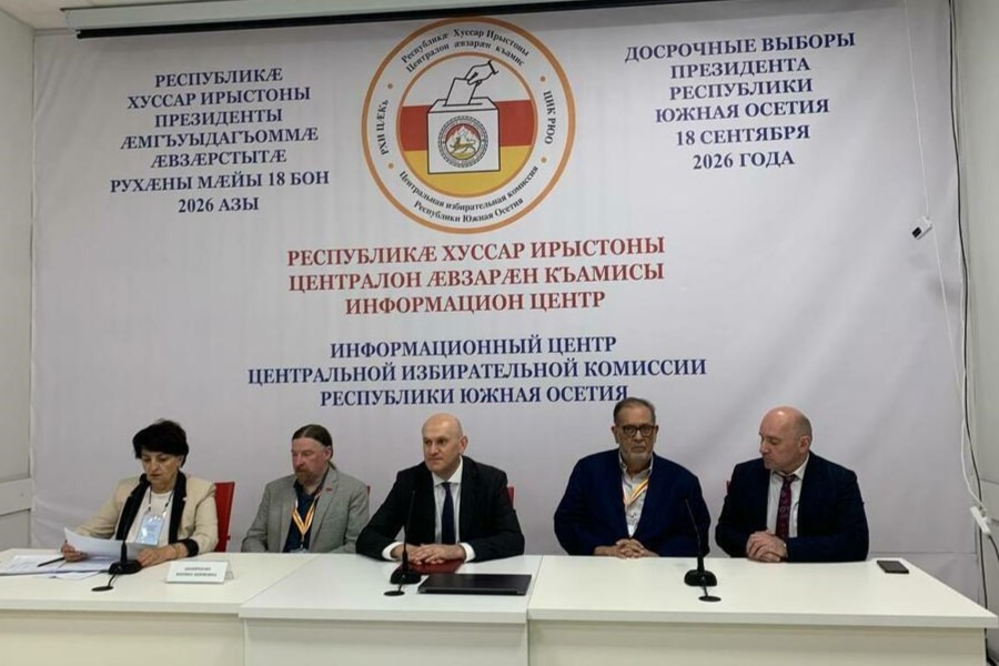 Foreign "observers" in South Ossetia giving a press conference (photo RES agency)