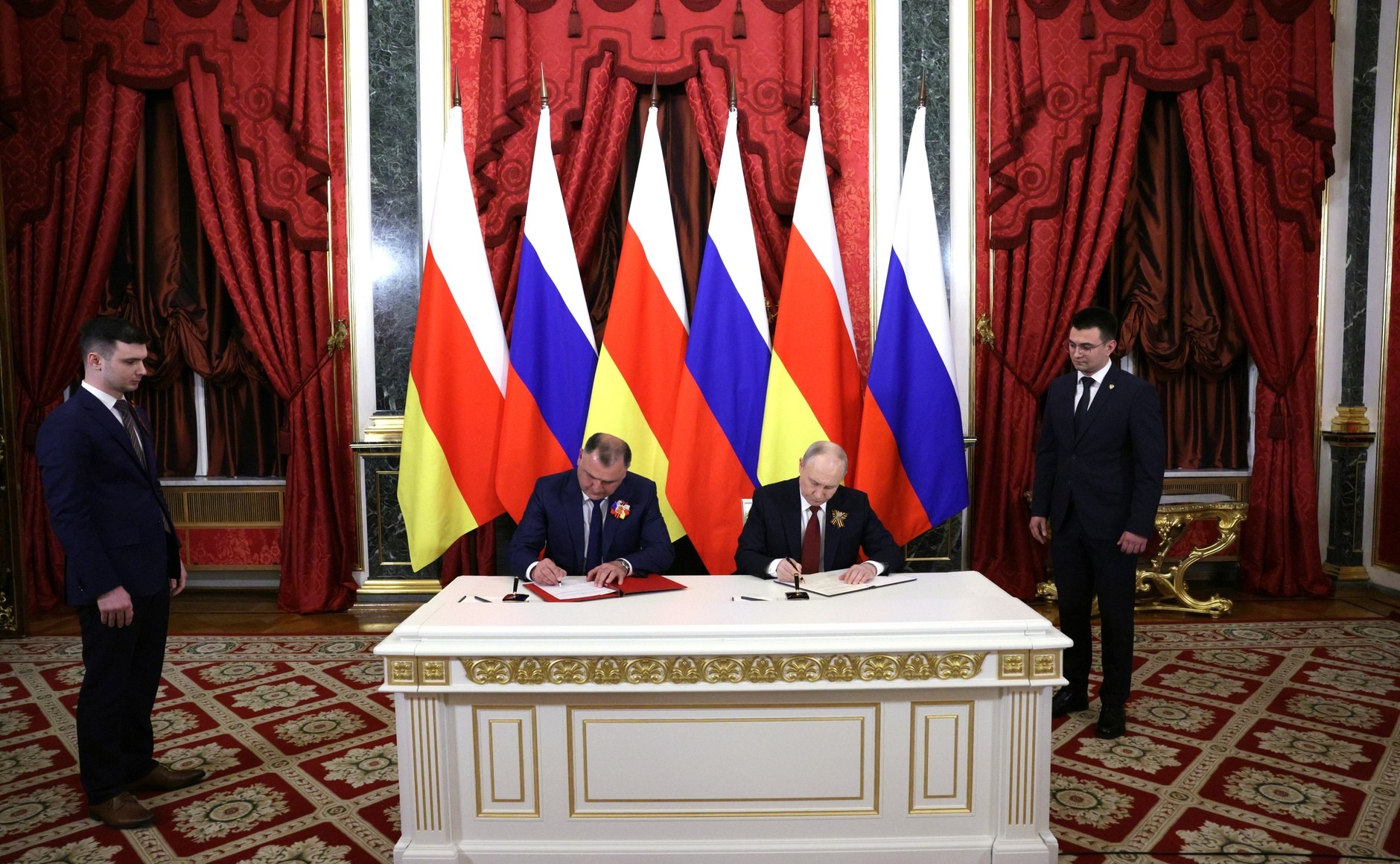 Vladimir Putin and Alan Gagloyev sign the "Agreement on Deepening Allied Cooperation" (photo: Kremlin).